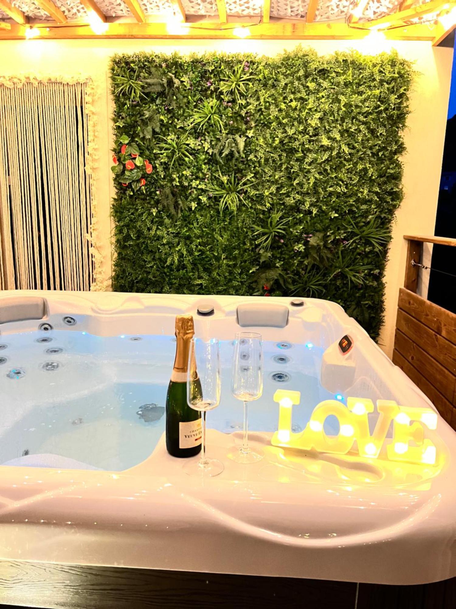 Love Room Tente Lodge Spa Mfg Chez C&C, Exclusivement Reservee Aux Adultes Cantaron Luaran gambar