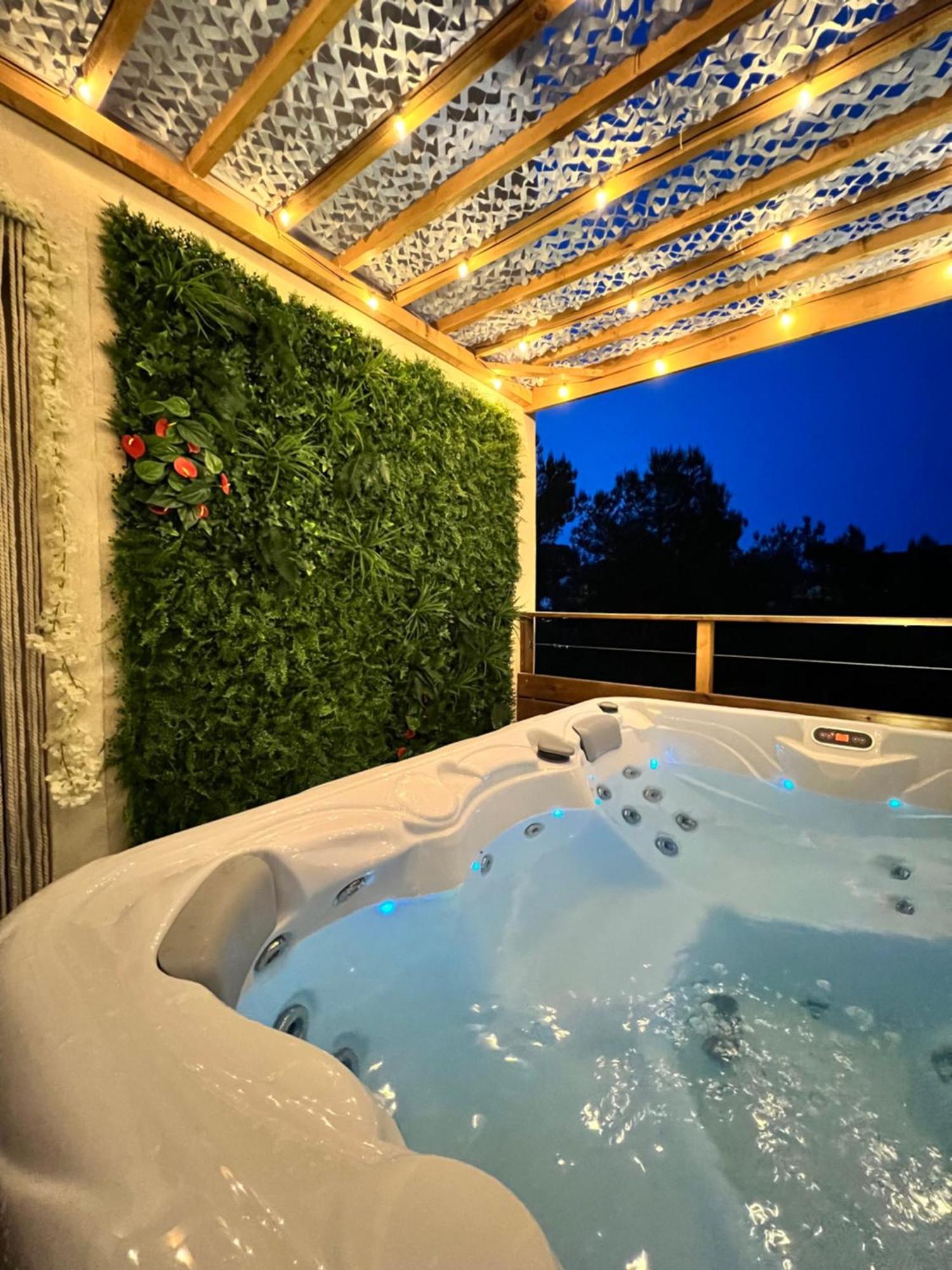 Love Room Tente Lodge Spa Mfg Chez C&C, Exclusivement Reservee Aux Adultes Cantaron Luaran gambar