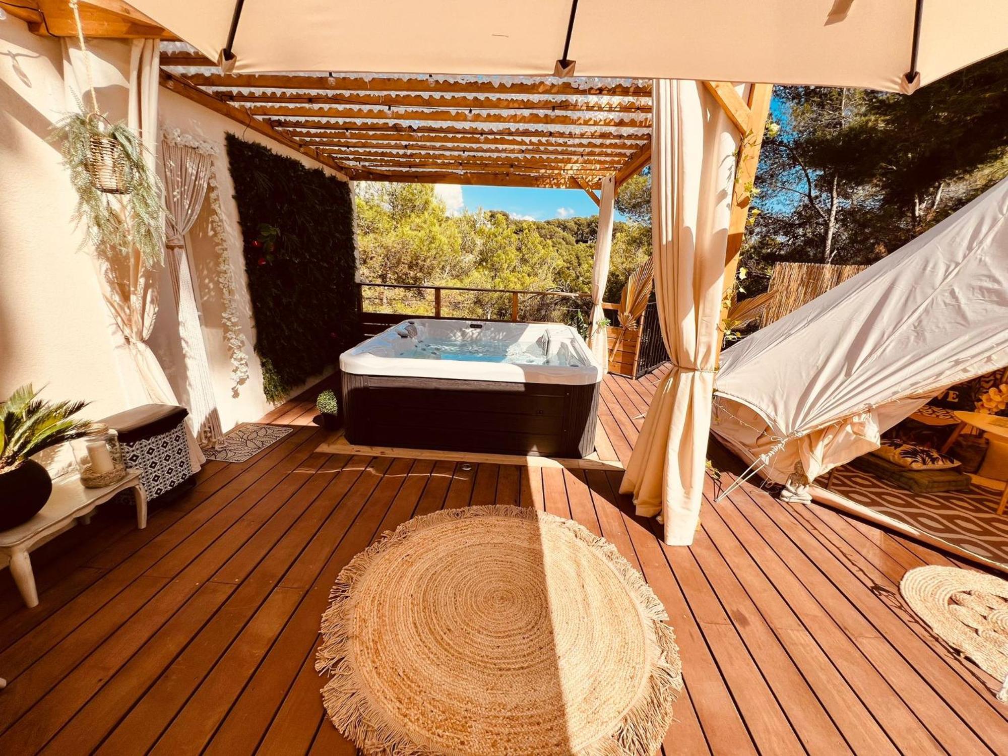 Love Room Tente Lodge Spa Mfg Chez C&C, Exclusivement Reservee Aux Adultes Cantaron Luaran gambar